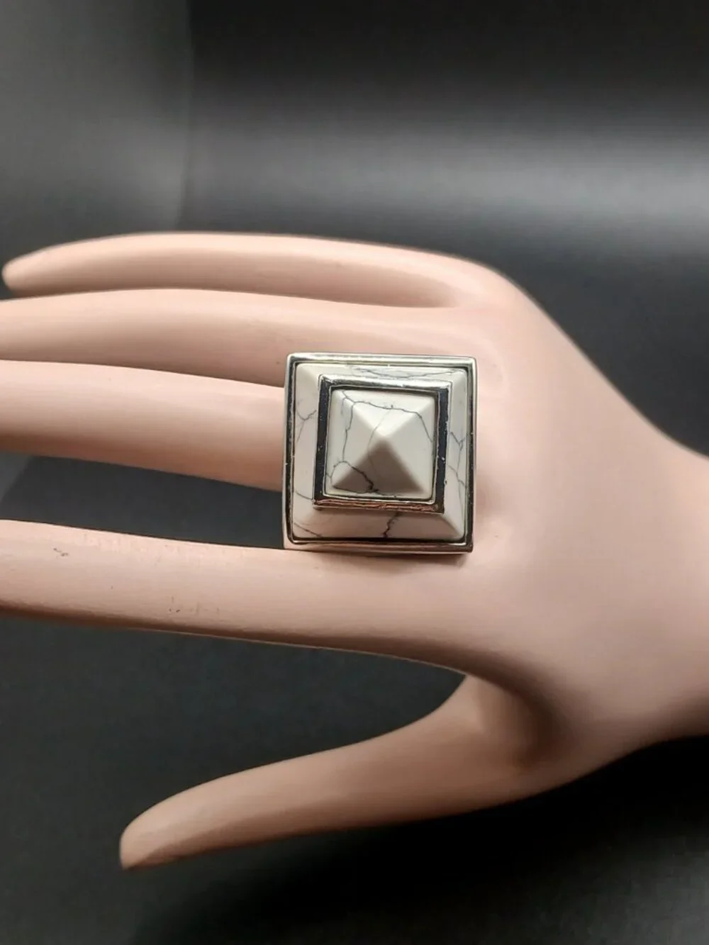 Vince Camuto Men's Signet Ring With White Howlite Silvertone Size 8 30gr